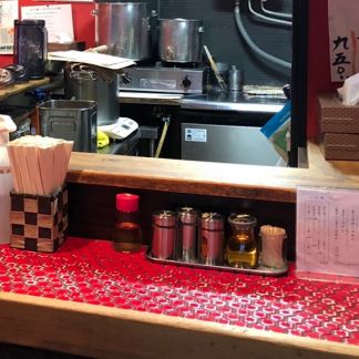 カウンター8席のみ！行列のできる人気店 